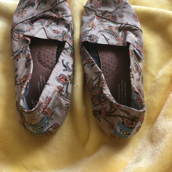 Adorable floral/leaf pattern Toms - Picture 2 of 2